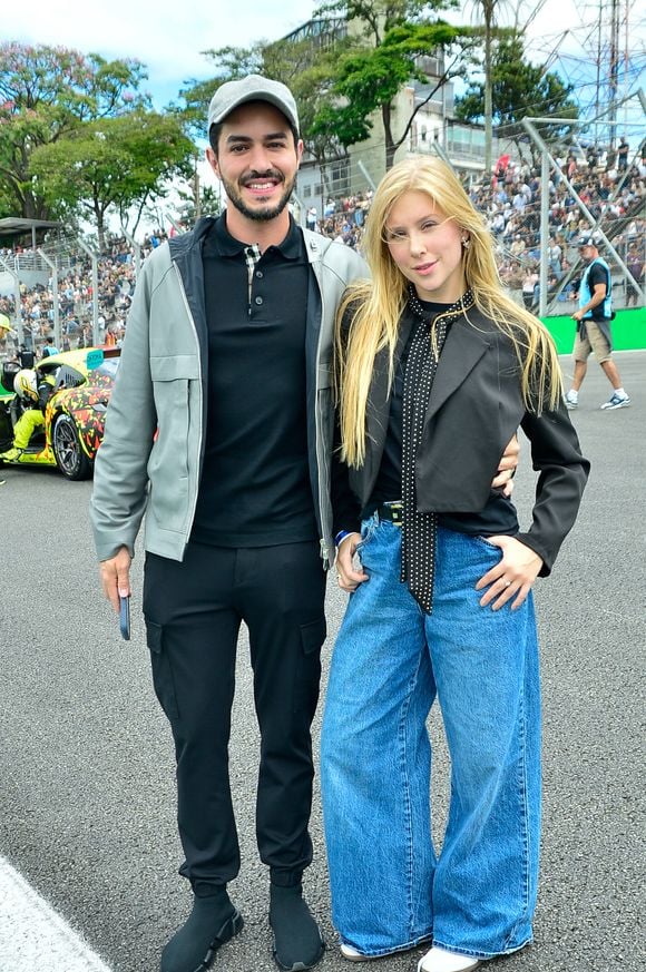 Cela Lopes e o namorado, João Lucas Brasio, também prestigiaram corrida em SP