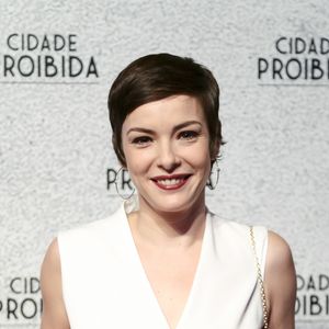 O corte pixie de Regiane Alves tem uma franja discreta