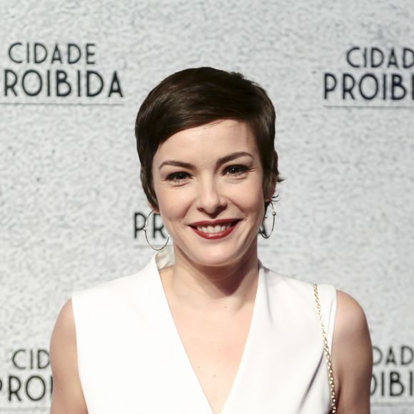 O corte pixie de Regiane Alves tem uma franja discreta