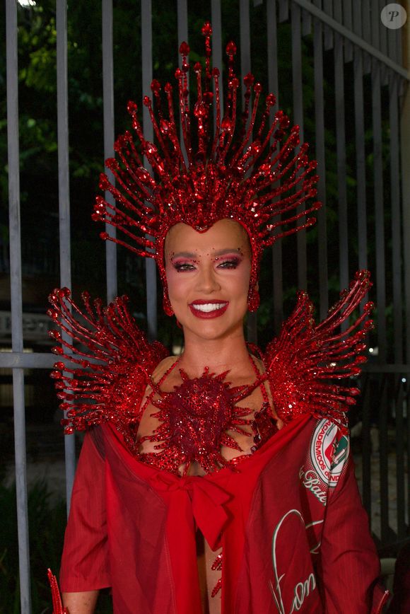 Virgínia Fonseca teve aulas de samba no pé com o professor Carlinhos Salgueiro e iniciou os ensaios com costeiro no final de janeiro