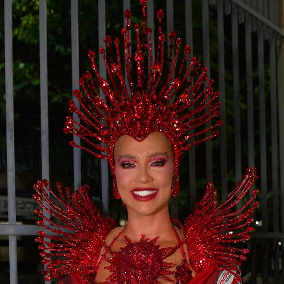 Virgínia Fonseca teve aulas de samba no pé com o professor Carlinhos Salgueiro e iniciou os ensaios com costeiro no final de janeiro