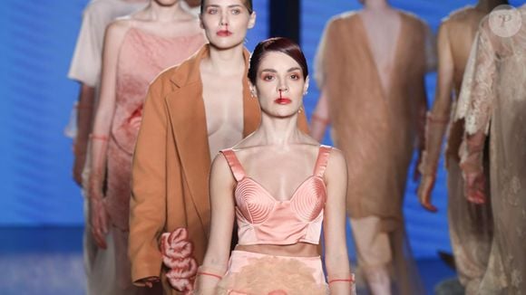 No Met Gala 2026, a estilista brasileira transforma o corpo feminino em narrativa artística, explorando mortes simbólicas e renascimentos