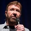 'Não precisei de DNA nem de exames': pai de cinco, Chuck Norris reconheceu filha fora do casamento 26 anos depois do nascimento; herdeira é fruto de traição e ator admitiu 'vergonha'