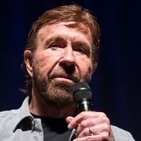 'Não precisei de DNA nem de exames': pai de cinco, Chuck Norris reconheceu filha fora do casamento 26 anos depois do nascimento; herdeira é fruto de traição e ator admitiu 'vergonha'
