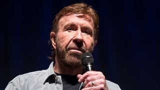 'Não precisei de DNA nem de exames': pai de cinco, Chuck Norris reconheceu filha fora do casamento 26 anos depois do nascimento; herdeira é fruto de traição e ator admitiu 'vergonha'