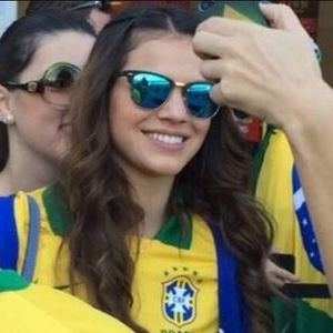 Podemos nos inspirar para Copa do Mundo 2026 no look de Bruna Marquezine, que escolheu a camisa da Seleção Brasileira para torcer por seu namorado na época, Neymar. A atriz completou a produção com óculos espelhados azuis, um verdadeiro it item que estava em alta naquele período