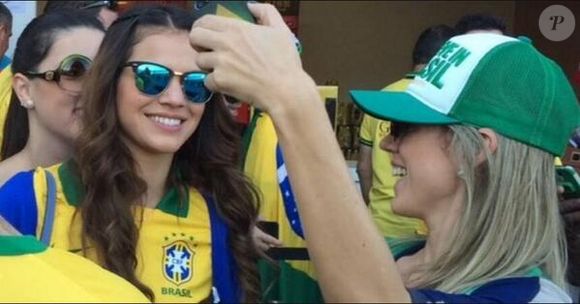 Podemos nos inspirar para Copa do Mundo 2026 no look de Bruna Marquezine, que escolheu a camisa da Seleção Brasileira para torcer por seu namorado na época, Neymar. A atriz completou a produção com óculos espelhados azuis, um verdadeiro it item que estava em alta naquele período