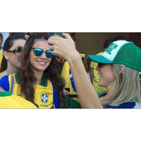 Podemos nos inspirar para Copa do Mundo 2026 no look de Bruna Marquezine, que escolheu a camisa da Seleção Brasileira para torcer por seu namorado na época, Neymar. A atriz completou a produção com óculos espelhados azuis, um verdadeiro it item que estava em alta naquele período