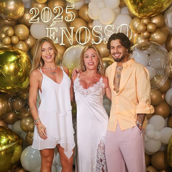 Enquanto Virginia Fonseca escolheu um vestido curto branco para celebrar a chegada de 2025, Poliana Rocha escolheu um vestido também na cor branca, no entanto, longo e com aplicações rendadas.
