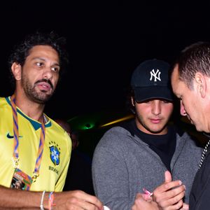 Novo affair de Ivete Sangalo, Tiago Maia, é fotografado em clima descontraído com Marcelo Sangalo em evento Arena Brasileira
