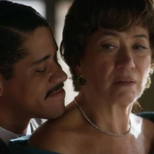 Louca, Maristela (Lilia Cabral) casa com Basílio (Cauê Campos) sem notar que está assinando um documento matrimonial em Garota do Momento