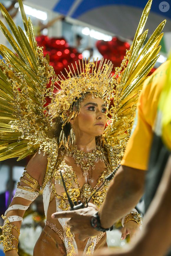 Fabíola Andrade exibe corpo musculoso em fantasia dourada no Carnaval 2026
