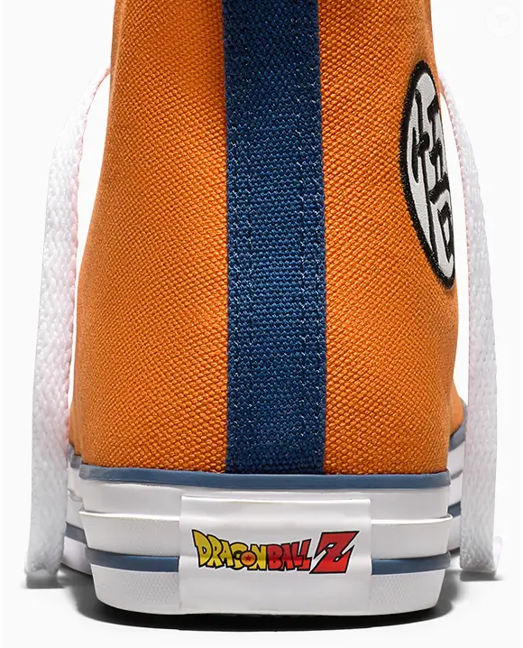 O Converse X Dragon Ball Z Goku tem palmilha OrthoLite, recurso que integra a lista de características do modelo. O tênis unissex de cano alto mantém o cabedal em canvas do Chuck Taylor clássico e acrescenta detalhes inspirados no protagonista da animação japonesa