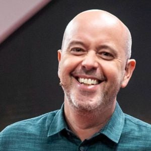 O apresentador Alex Escobar passa bem após uma cirurgia para retirar um tumor benigno no timo. O diagnóstico aconteceu após um episódio de mal-estar durante a Copa do Mundo de 2026