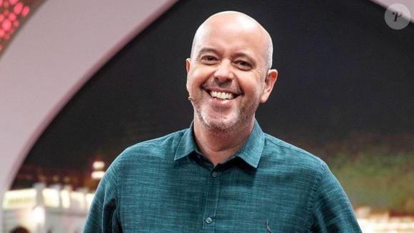 O apresentador Alex Escobar passa bem após uma cirurgia para retirar um tumor benigno no timo. O diagnóstico aconteceu após um episódio de mal-estar durante a Copa do Mundo de 2026