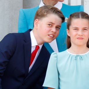 Princesa Charlotte ‘é uma figura principal na linhagem da Família Real, que personifica o legado da sua avó de uma maneira pública’, diz fonte do tabloide britânico Daily Express