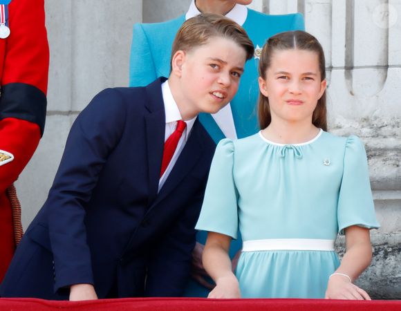 Princesa Charlotte ‘é uma figura principal na linhagem da Família Real, que personifica o legado da sua avó de uma maneira pública’, diz fonte do tabloide britânico Daily Express