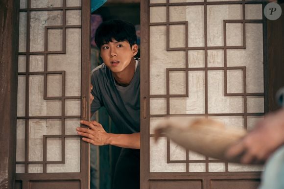 Por outro lado, Gwan-sik é um jovem silencioso e tímido que se apaixona pela protagonista desde a infância