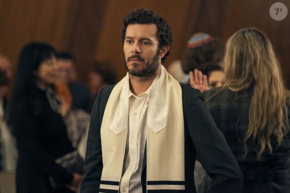 Por outro lado, Noah é um líder religioso do judaísmo que se divide entre a tradição e a modernidade