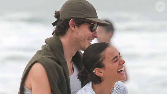 Bruna Marquezine acompanhou Shawn Mendes durante visita a uma loja de instrumentos no Rio de Janeiro