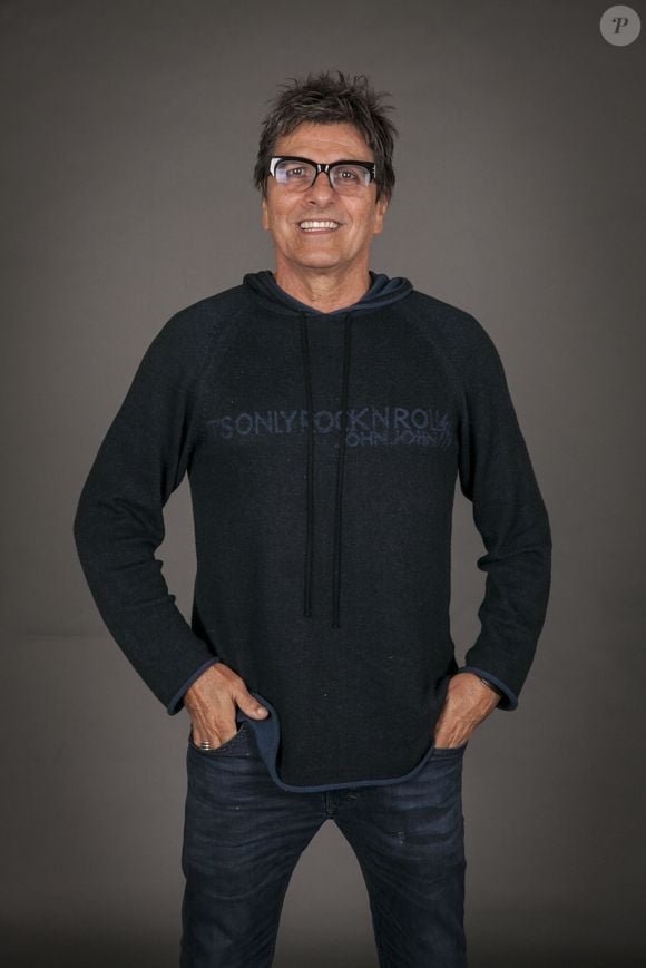 Evandro Mesquita entregou uma camiseta personalizada que trazia o logo da Blitz de um lado e o rosto de Serginho do outro, além do nome do programa.