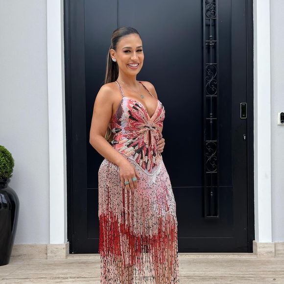 Simone Mendes é uma das famosas que adere ao consumo de uva, fruta que na espécie roxa tem mais benefícios na comparação com as demais