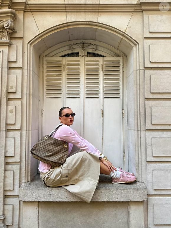 O New Balance 500v2 surge como alternativa às sandálias no verão, unindo leveza, frescor e elegância para a rotina urbana