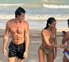 Flagrados por fãs, Bruna Marquezine e Shawn Mendes apareceram correndo para o mar de mãos dadas e deram o que falar nas redes sociais