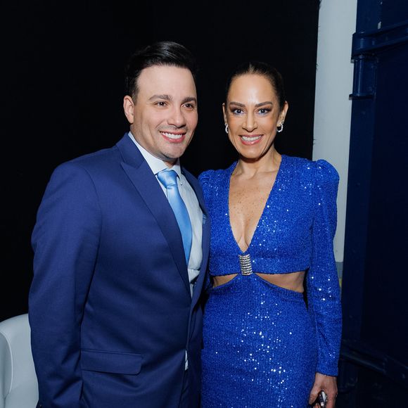 O casal combinou na palheta mas Silvia Abravanel escolheu vestido de paetê azul com recortes laterais na altura do abdômen e uma bolsa prata brilhosa para 55ª edição do Troféu Imprensa após a morte do seu pai Silvio Santos
