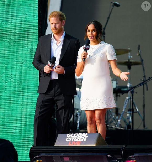 Trata-se de um vestido curto, em tom off-white, com gola redonda e mangas curtas. O corte é reto, levemente amplo, caindo até o meio das coxas. O detalhe especial fica por conta das flores em relevo aplicadas no mesmo tom do tecido