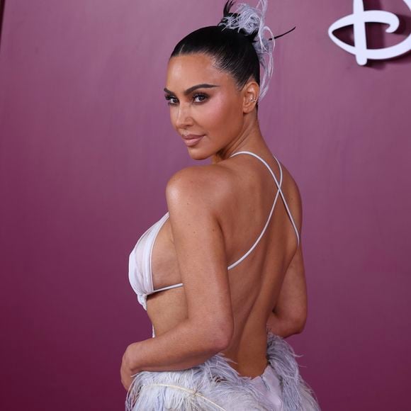 Não é a primeira vez que Kim chama atenção por acessórios raríssimos. Em 2023, ela foi fotografada no Japão com uma Himalayan Crocodile Birkin, avaliada em mais de R$ 2,4 milhões — um dos modelos mais icônicos e disputados da Hermès.