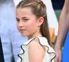 Charlotte chamou atenção ao seguir a tradição do torneio com um vestido branco de babados e sapatilhas Mary Jane, referência clara ao clássico dress code dos atletas de Wimbledon