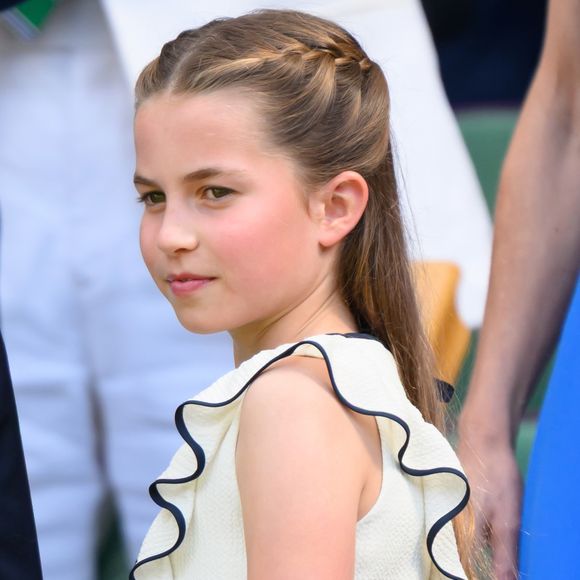 Charlotte chamou atenção ao seguir a tradição do torneio com um vestido branco de babados e sapatilhas Mary Jane, referência clara ao clássico dress code dos atletas de Wimbledon