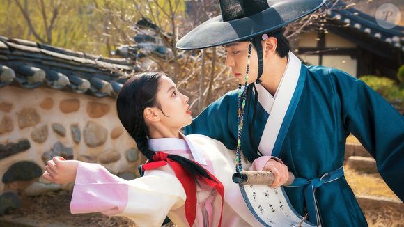 'Céu Vermelho': uma pintora cega e um jovem que perdeu a visão ao selar o Deus da Morte se reencontram anos depois, unidos por um destino marcado pelas divindades