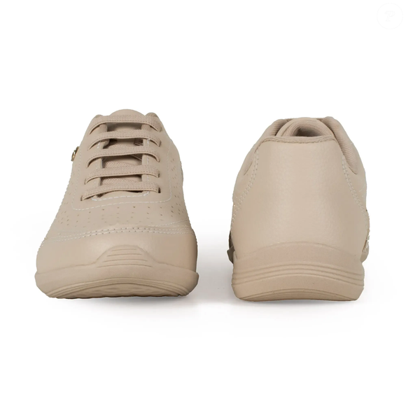 Disponível no site oficial da Kolosh por R$ 179,90, ou em até 6 parcelas de R$ 29,98 sem juros, o Tênis Kolosh Casual Bege reúne microfuros, palmilha em EVA, sistema Calce Fácil e detalhes metalizados em um modelo pensado para unir praticidade e elegância