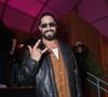 Renato Góes misturou jaqueta de couro, camisa de flanela xadrez e calça cargo em um look inspirado no encontro entre o universo do rock e a estética utilitária