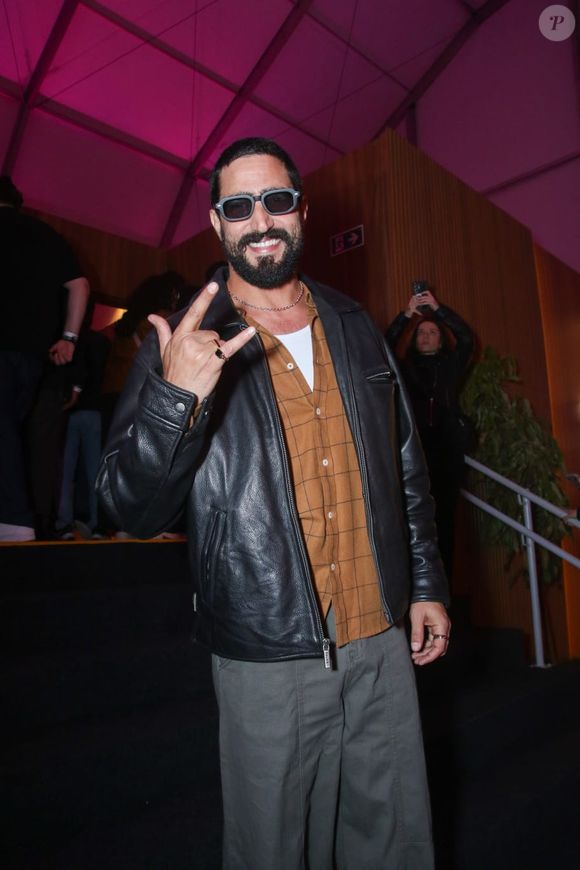 Renato Góes misturou jaqueta de couro, camisa de flanela xadrez e calça cargo em um look inspirado no encontro entre o universo do rock e a estética utilitária