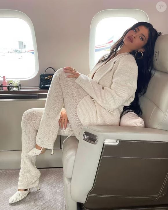 A empresária Kylie Jenner aproveita o conforto do 'Kylie Air', avião com autonomia para voos de até 17 horas sem escalas
