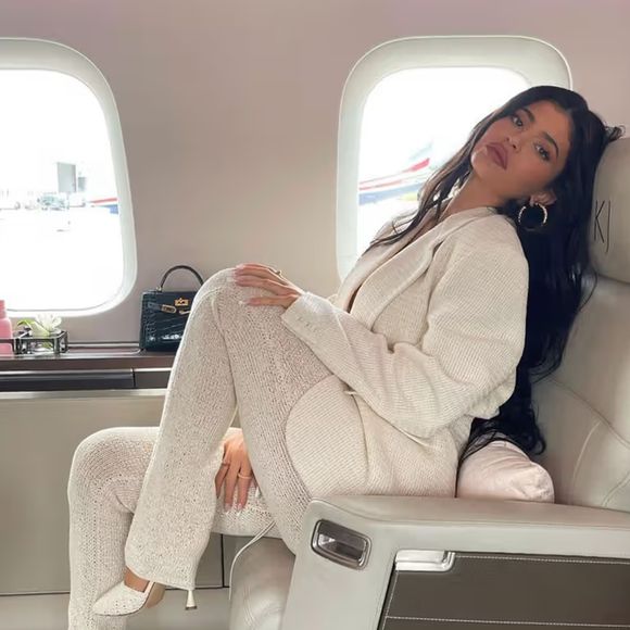 A empresária Kylie Jenner aproveita o conforto do 'Kylie Air', avião com autonomia para voos de até 17 horas sem escalas