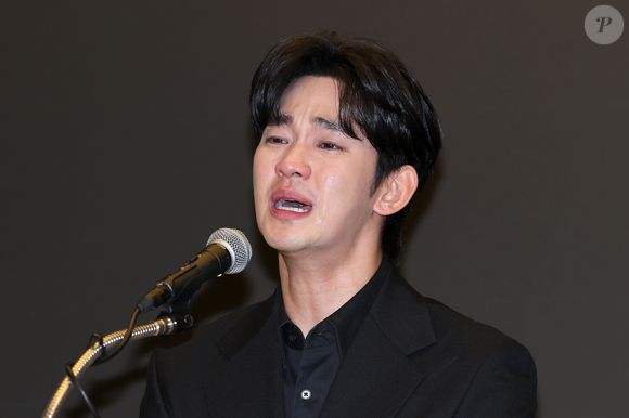 Kim Soo-hyun admitiu que namorou Kim Sae-ron durante um ano, mas garante que o romance aconteceu quando ela já era maior de idade