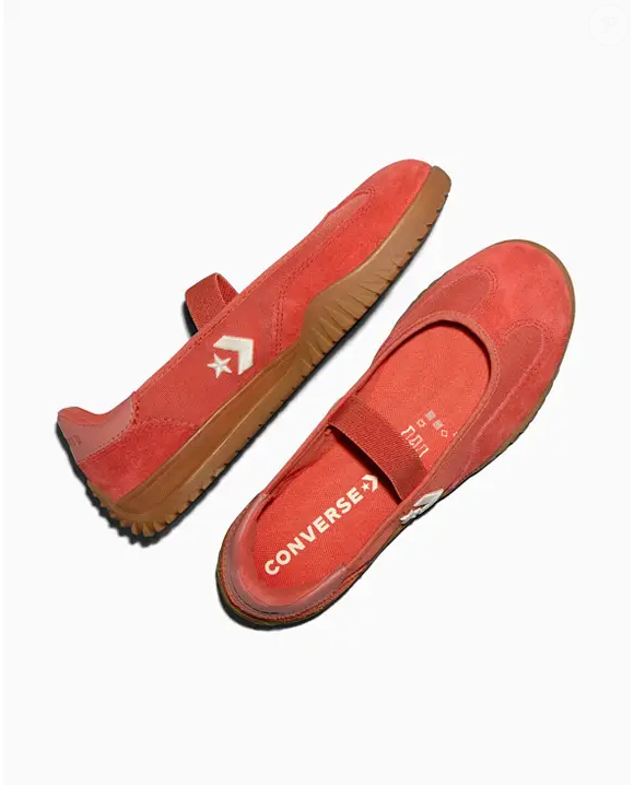 O cabedal dos tênis Converse Run Star Trainer Ballet Flat é confeccionado em canvas durável, com sobreposições em camurça que contribuem para um visual mais sofisticado e uma textura diferenciada