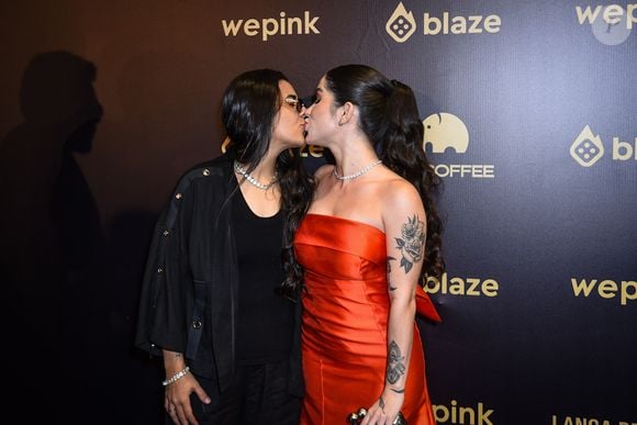 A cantora Yasmin Santos beijou a influencer Maria Venture ao chegar na festa de Virginia Fonseca