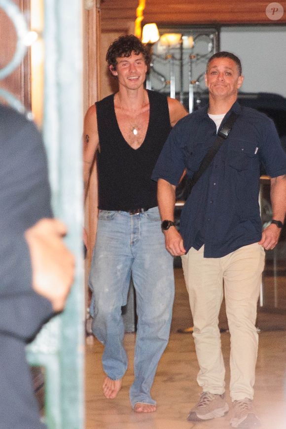 Shawn Mendes deixou a festa descalço