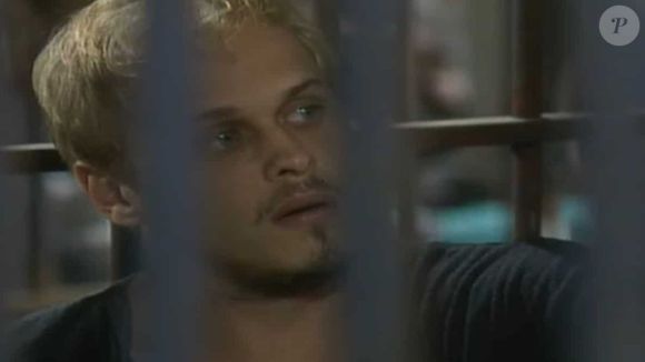 Alexandre (Guilherme Fontes) é condenado em 'A Viagem'? Irmão de Diná (Christiane Torloni) é preso por 18 anos, mas se sucidia nos próximos capítulos.