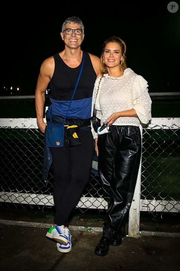 Em 2022, depois da pandemia, Carolina Dieckmann curtindo um evento com ninguém menos que Reynaldo Gianecchini