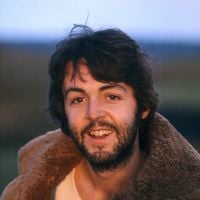 A reflexão de Paul McCartney sobre a atitude: 'A tristeza não é tristeza, é felicidade vestindo um casaco preto'