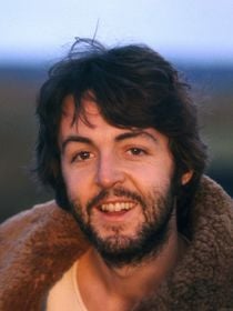 A reflexão de Paul McCartney sobre a atitude: 'A tristeza não é tristeza, é felicidade vestindo um casaco preto'
