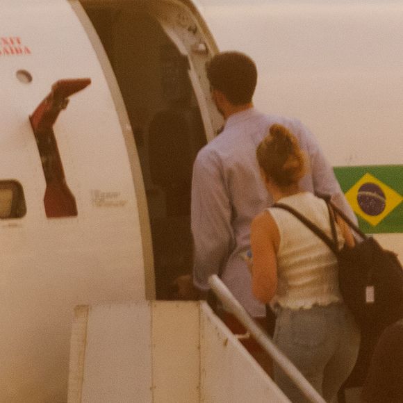 João Guilherme faz primeira aparição após término com Bruna Marquezine; ator viaja para ação de Carnaval com Anitta