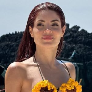 Na Tailândia, Gkay posa de biquíni de crochê micro e divide opiniões na web com escolha