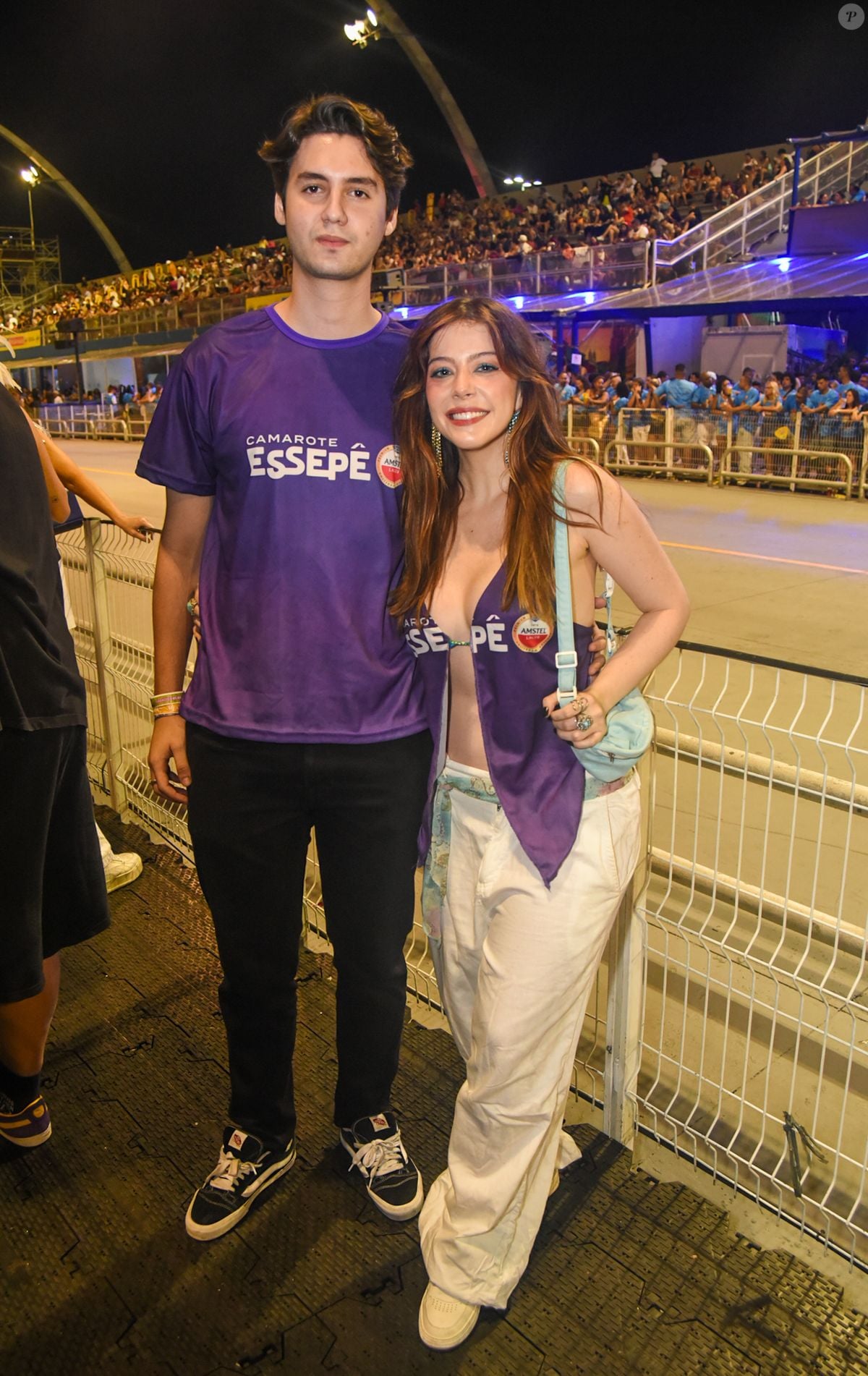 Foto: A atriz Bia Arantes customizou seu abadá e elegeu um look ousado ...